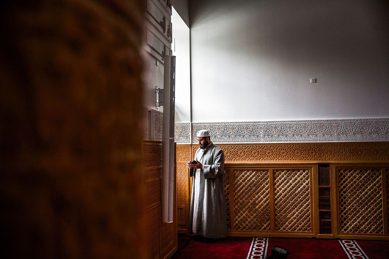 Een man in de Hamad bin-Khalifa-moskee in Kopenhagen.
