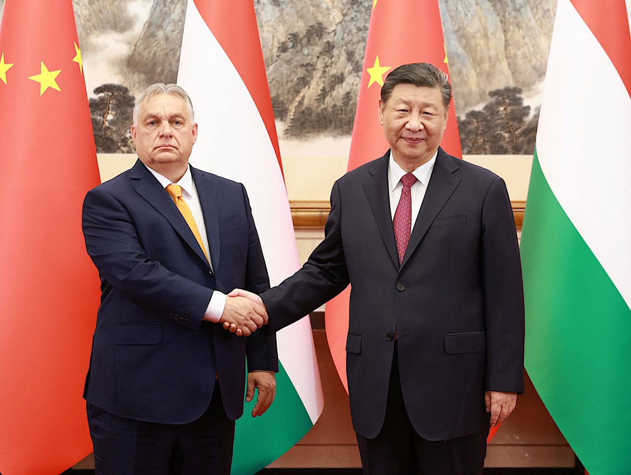 Na Rusland en Oekraïne bezoekt Viktor Orbán nu ook China 