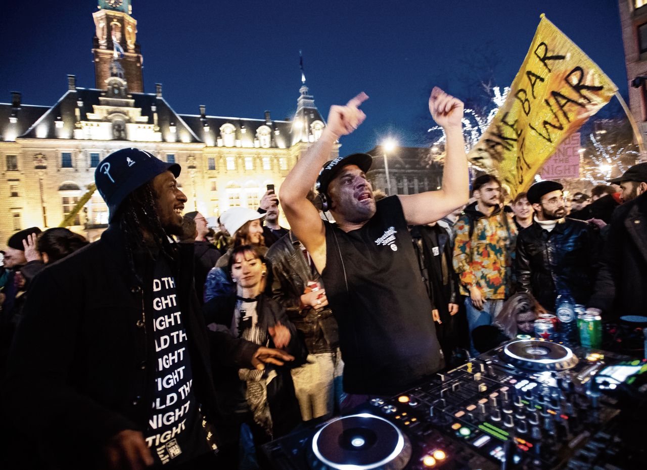 DJ David Vunk draaide begin dit jaar voor honderden mensen die dansten tijdens de manifestatie Opstaan voor de Nacht voor het stadhuis van Rotterdam.