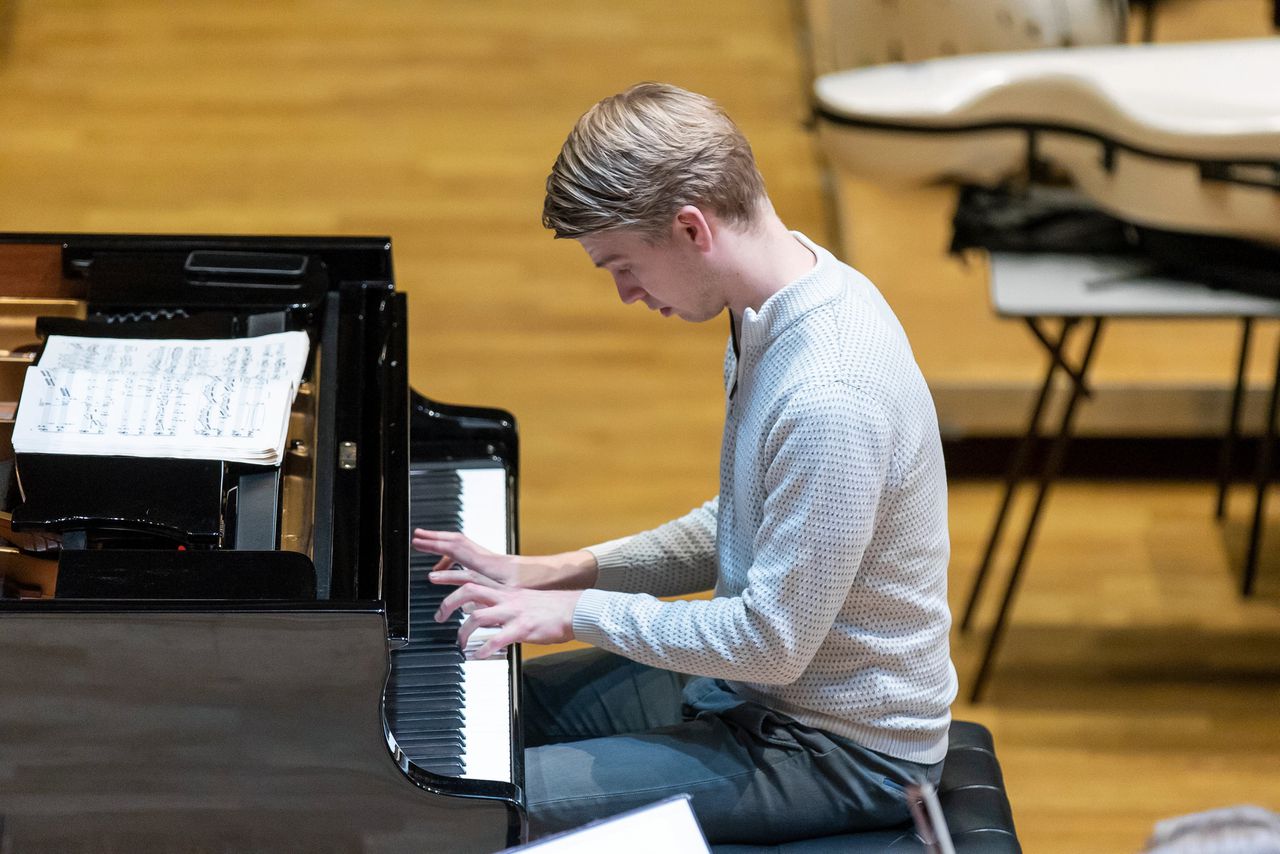 Ramon van Engelenhoven tijdens de repetitie van Prokofjevs ‘Vijfde pianoconcert’.