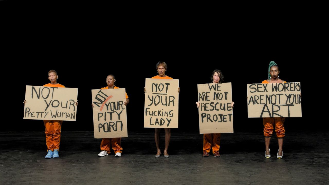 Still uit de video-installatie 'TLDR' (2017) van Candice Breitz, waarin de verhalen van Zuid-Afrikaanse sekswerkers centraal staan.