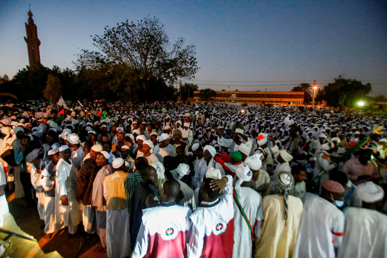 Aanhangers van Sadeq al-Mahdi, Soedans ex-premier en de oppositieleider van de Umma-partij.