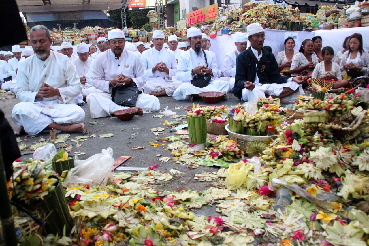Tienduizenden gelovigen bidden op Lombok dat er een einde komt aan het natuurgeweld.
