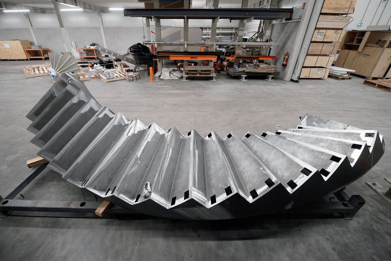 De trappenfabriekvan EeStairs ligt vol met onderdelen voor metalen wenteltrappen.