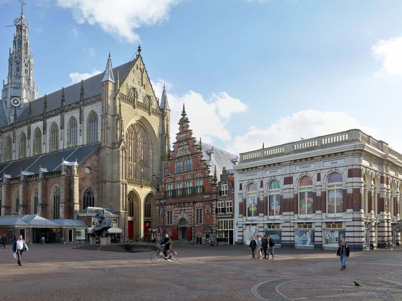 De locatie Hal van het Frans Hals Museum aan de Grote Markt in Haarlem. Het zijn feitelijk drie gebouwen, de ingang zit verstopt in het vishuisje, tussen het gebouw uit 1600 links en de Verweyhal rechts.