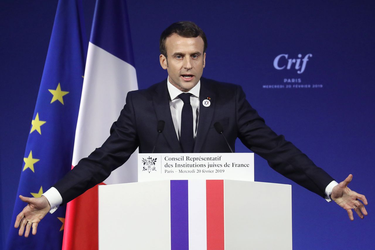 De Franse president Macron spreekt woensdagavond tijdens het jaarlijkse diner van de Joodse belangenorganisatie CRIF in Parijs.