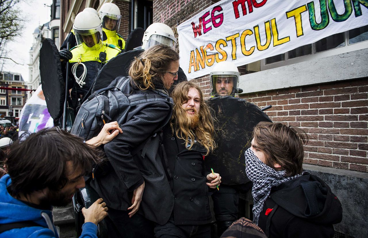 ME tijdens de ontruiming van het Maagdenhuis. Studenten hielden dit pand van de Universiteit van Amsterdam (UvA) bezet, uit protest tegen het bestuur van de universiteit.