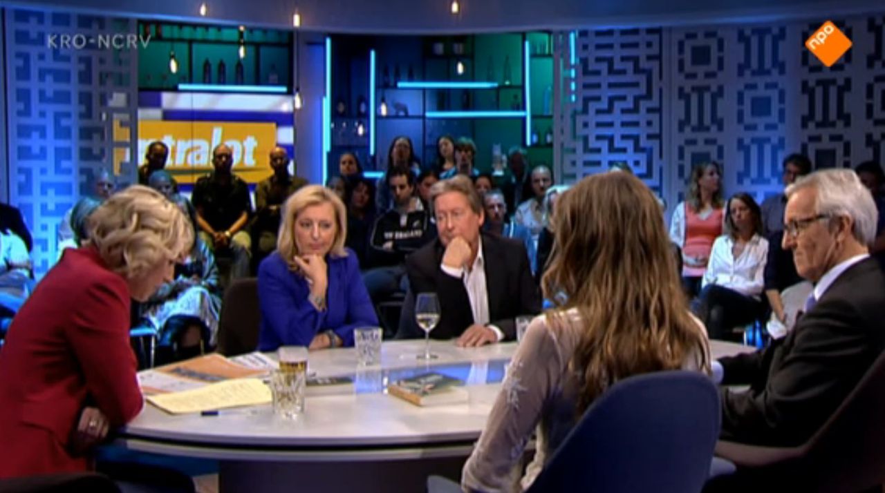 Eva Jinek (links) in gesprek met Staatsloterijdirecteur Frans van Steenis (rechts).