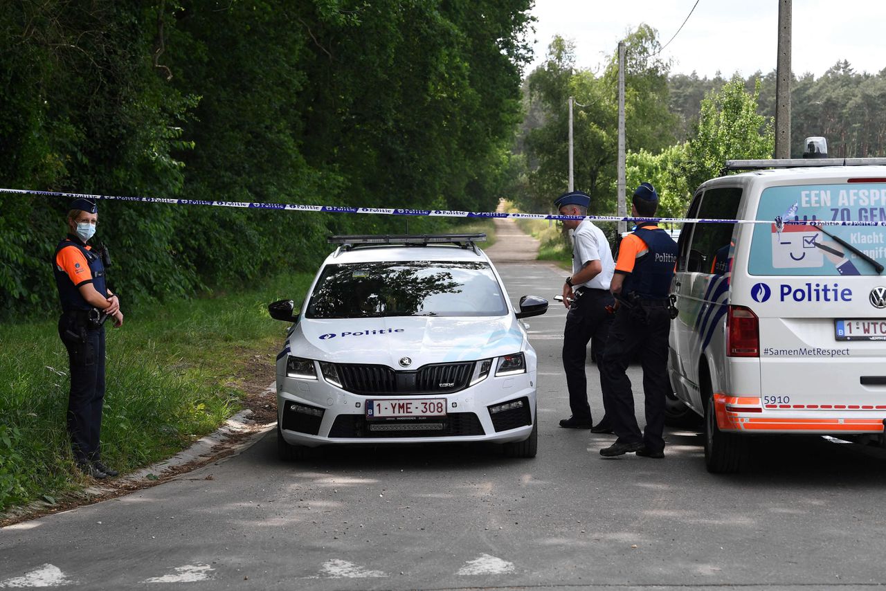 Belgische politie op de plaats waar het lichaam is gevonden, het Dilserbos.