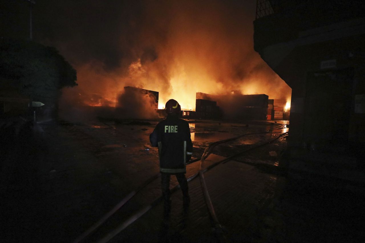 Tientallen doden door grote brand en explosies bij deels Nederlands containerdepot Bangladesh 