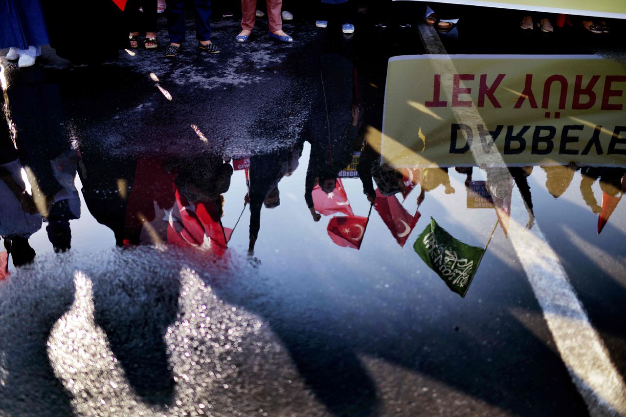 Aanhangers van president Erdogan demonstreren in Istanbul na de mislukte staatsgreep van vrijdagnacht.