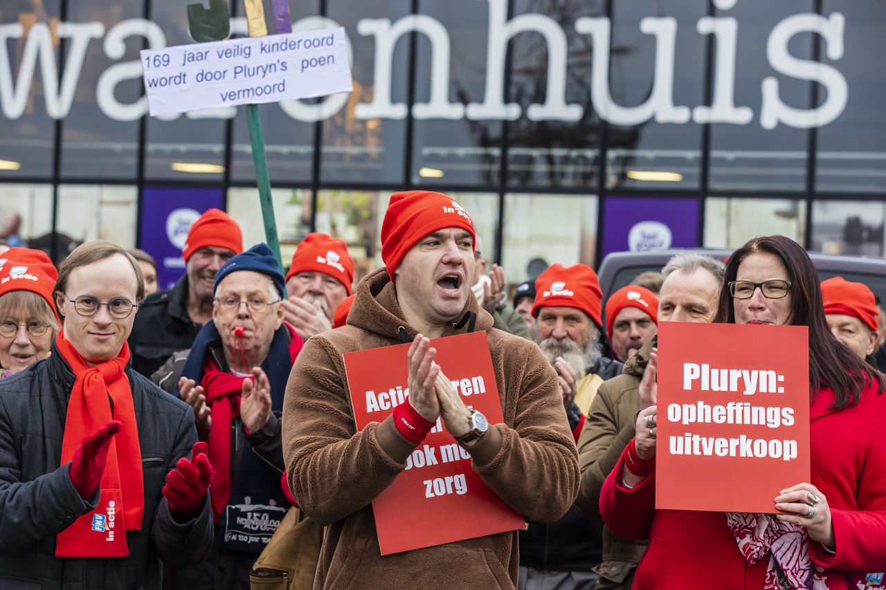 Tientallen medewerkers van de Hoenderloo Groep voerden afgelopen week actie voor de deur van het hoofdkantoor Pluryn in Nijmegen. Zij zijn boos om de sluiting van Hoenderloo Groep.