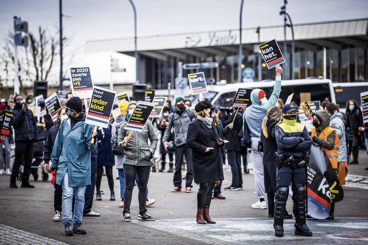 Een protestactie van Kick Out Zwarte Piet (KOZP) tegen Grijze Piet in Venlo. De grijze variant moet vanaf 2021 de zwarte vervangen in de Limburgse stad. Voor KOZP zijn alleen roetveegpieten acceptabel.