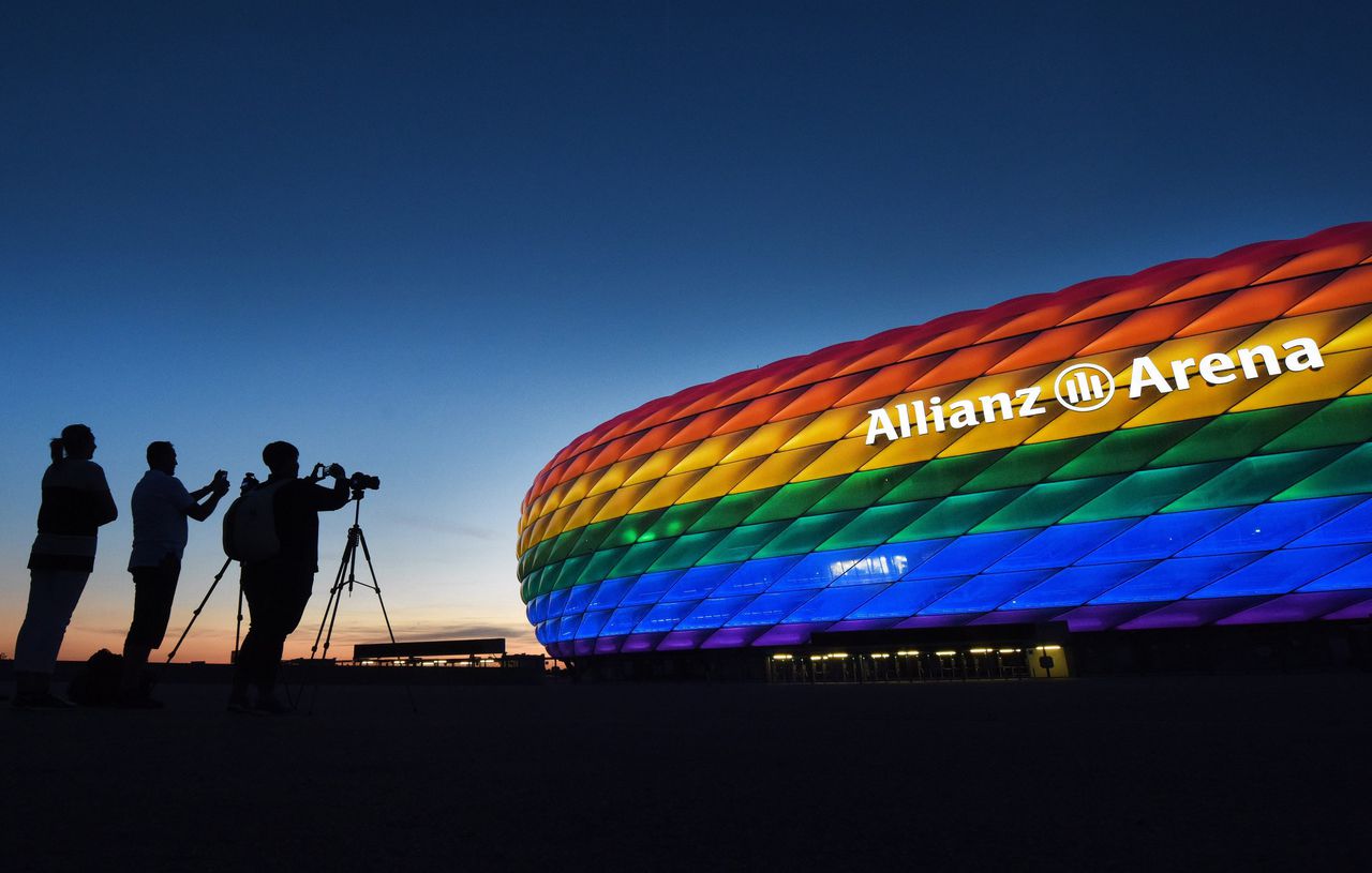 De Allianz Arena lichtte al vaker op in regenboogkleuren. Zo ook op 9 juli 2016, toen een Gay Pride-parade door de stad liep.