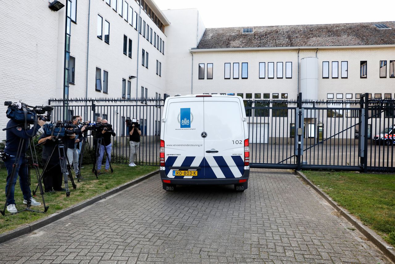 Een busje arriveert bij de rechtbank in Maastricht waar Jos B. wordt voorgeleid aan de raadkamer.