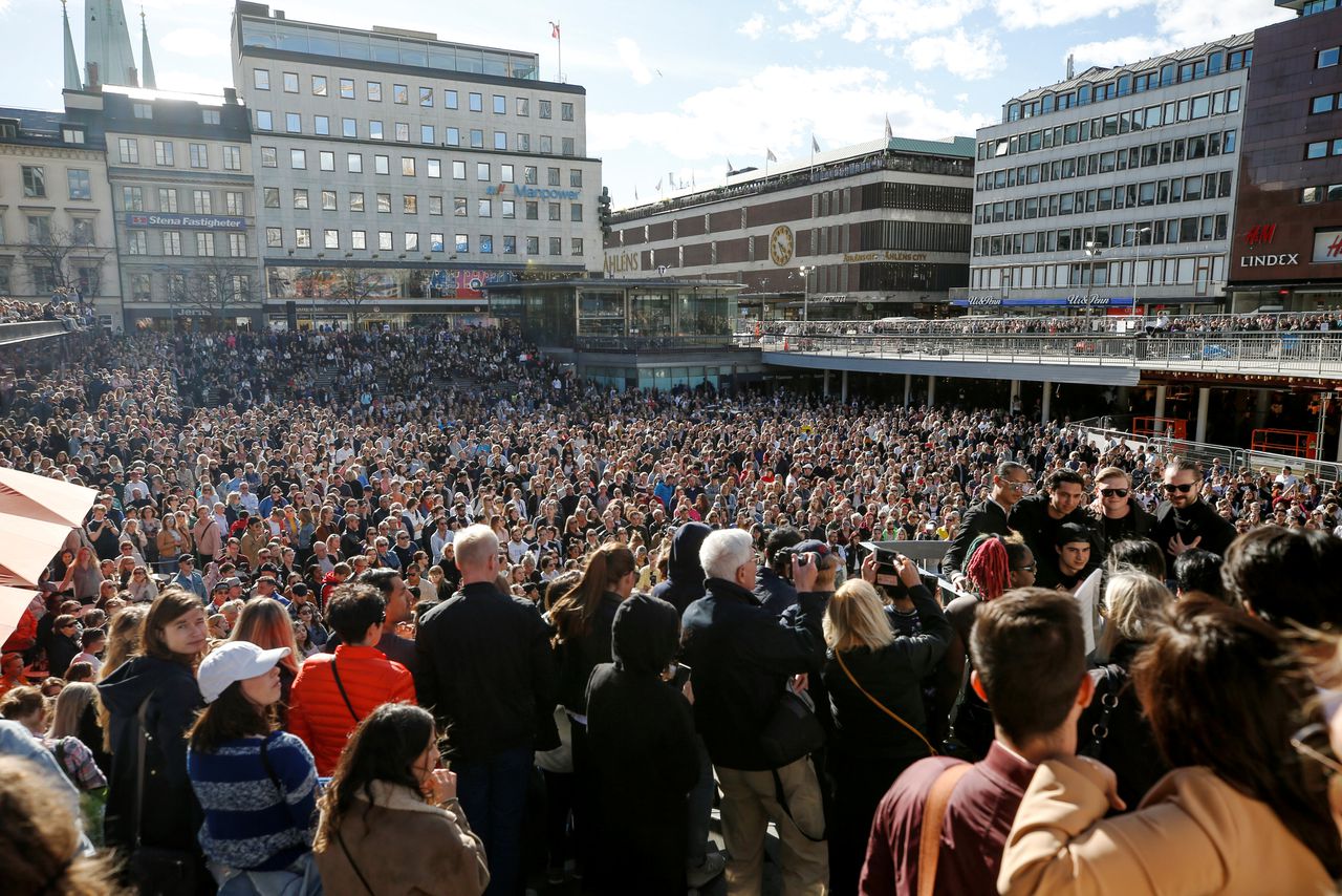 Duizenden fans herdenken Avicii in Stockholm 