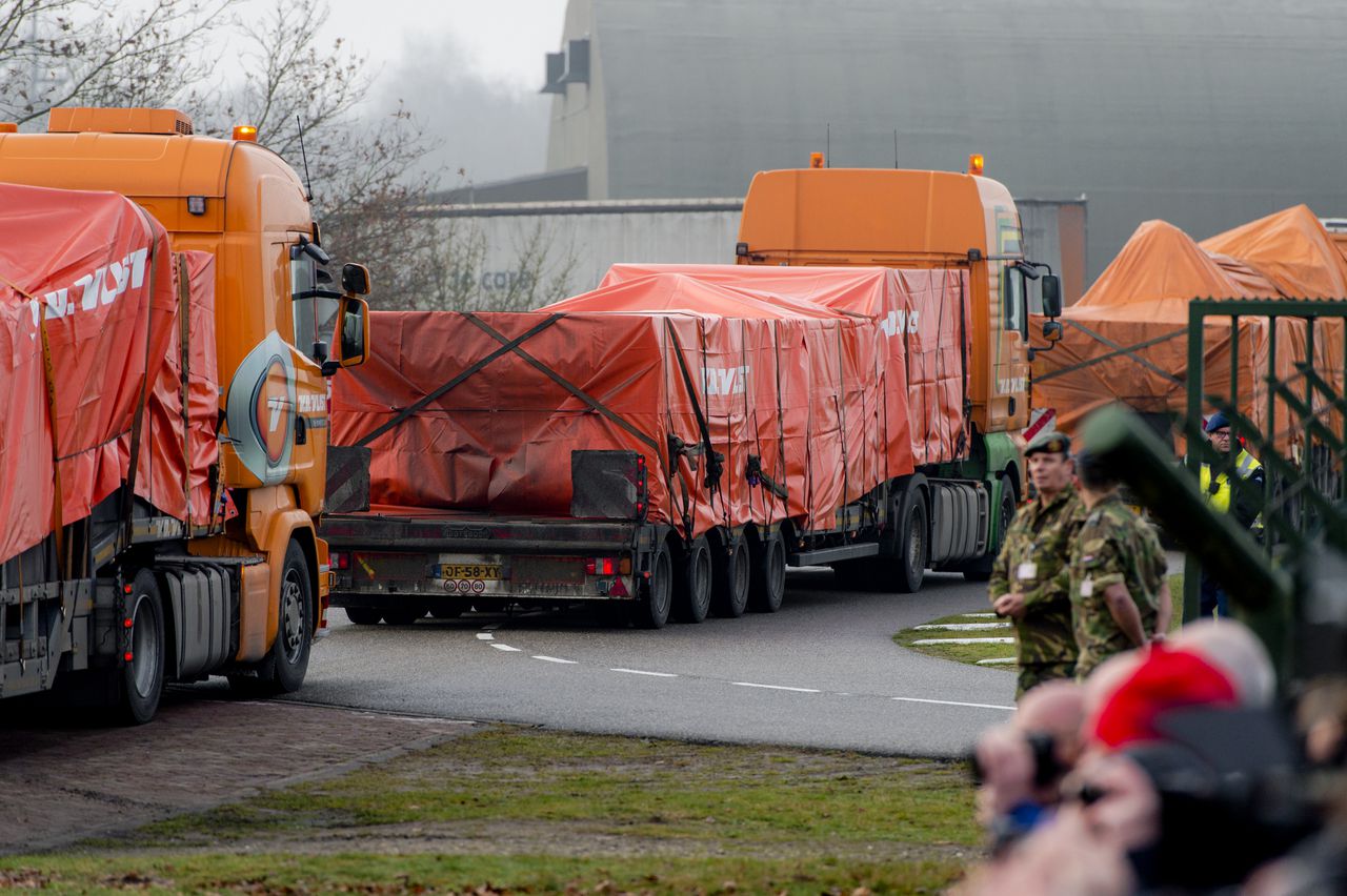 De wrakstukken van vlucht MH17 komen aan, met acht vrachtwagens, op vliegbasis Gilze-Rijen.