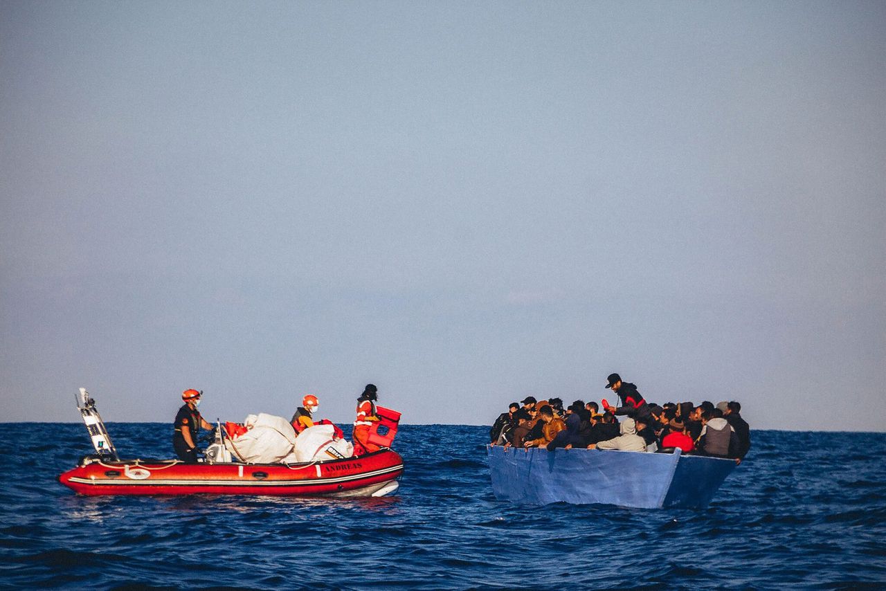 Vrijwilligers van de Duitse hulporganisatie Sea-eye pikken bootmigranten voor de Libische kust op. De organisatie is nog als enige actief in het deel van de Middellandse Zee tussen Libië en Italië.