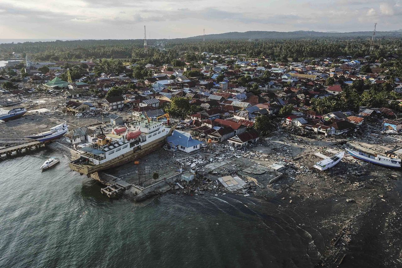 De schade op Sulawesi van bovenaf gezien 