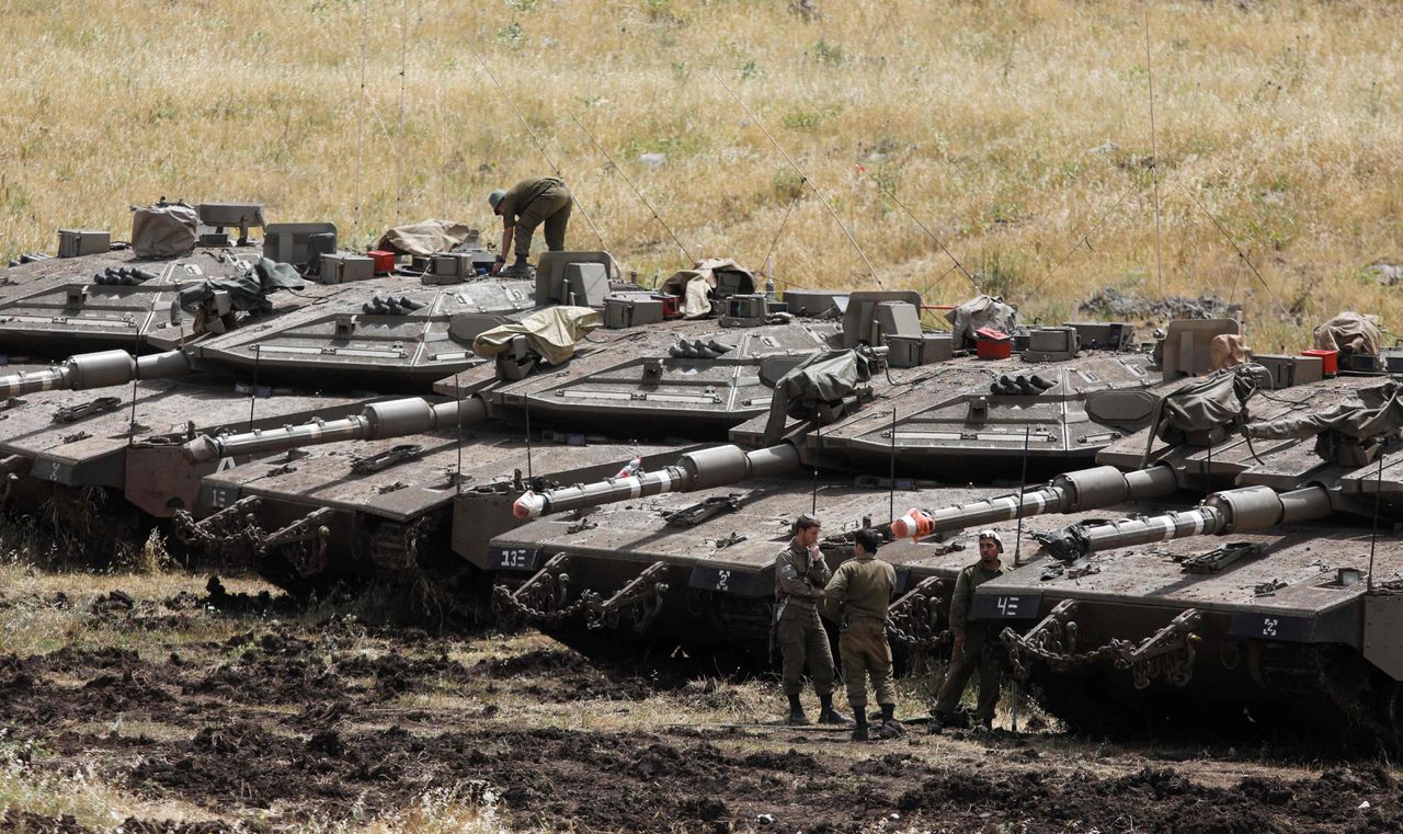Israëlische tanks en soldaten in de buurt van de Syrische grens bij Golan.