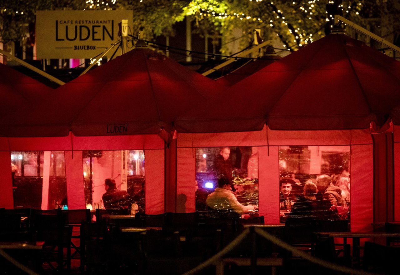 Het overdekte terras van café Luden op het Plein in Den Haag woensdagavond. Beelden van dansende bezoekers op weinig afstand zorgen voor veel ophef.