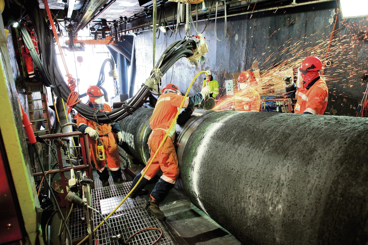 Lassers leggen een gaspijpleiding van Nord Stream aan, die het Zuidelijk Russisch Gasveld verbindt met West-Europa.