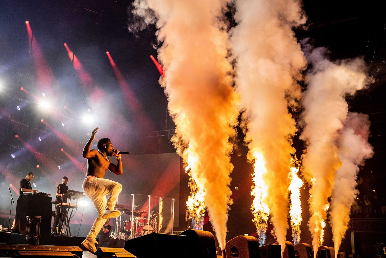 Niet Te Hard Meezingen Hier Is Dat Verzoek Echt Kansloos Nrc Get all the lyrics to songs by frenna & boef and join the genius community of music scholars to learn the meaning behind the lyrics. hier is dat verzoek echt kansloos