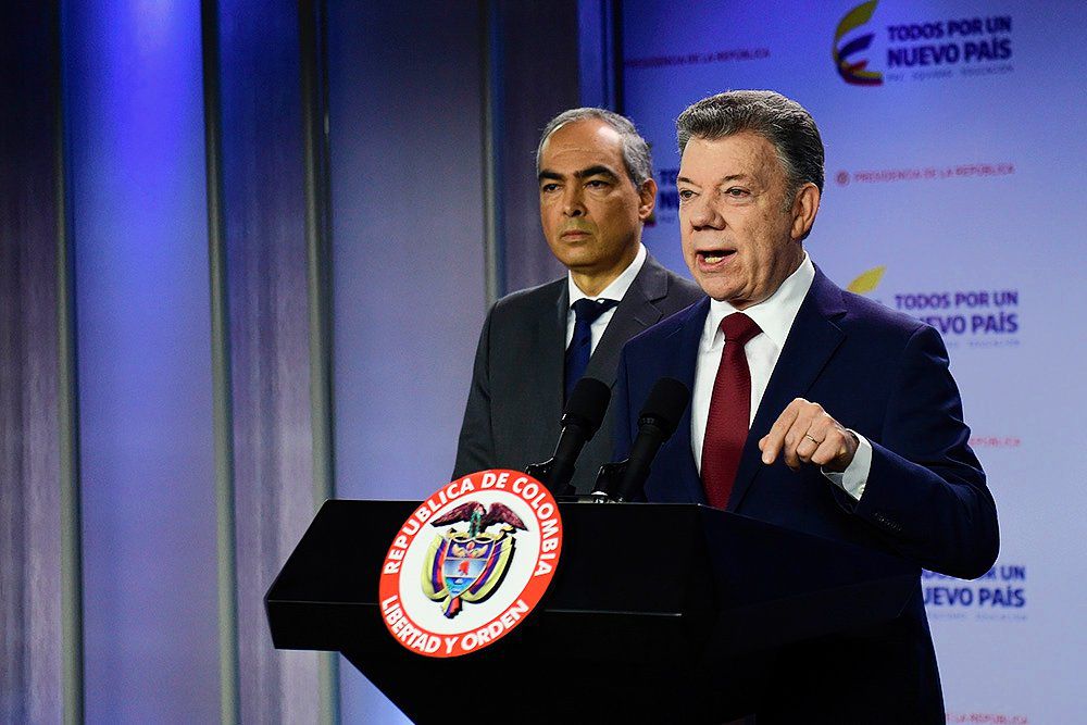 President Santos kondigt de opschorting van de onderhandelingen met de ELN aan.