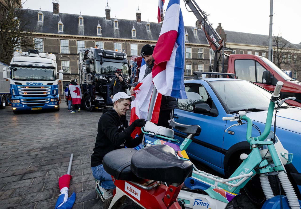 Vrachtwagenchauffeurs blokkeren het Binnenhof bij overgewaaid protest 