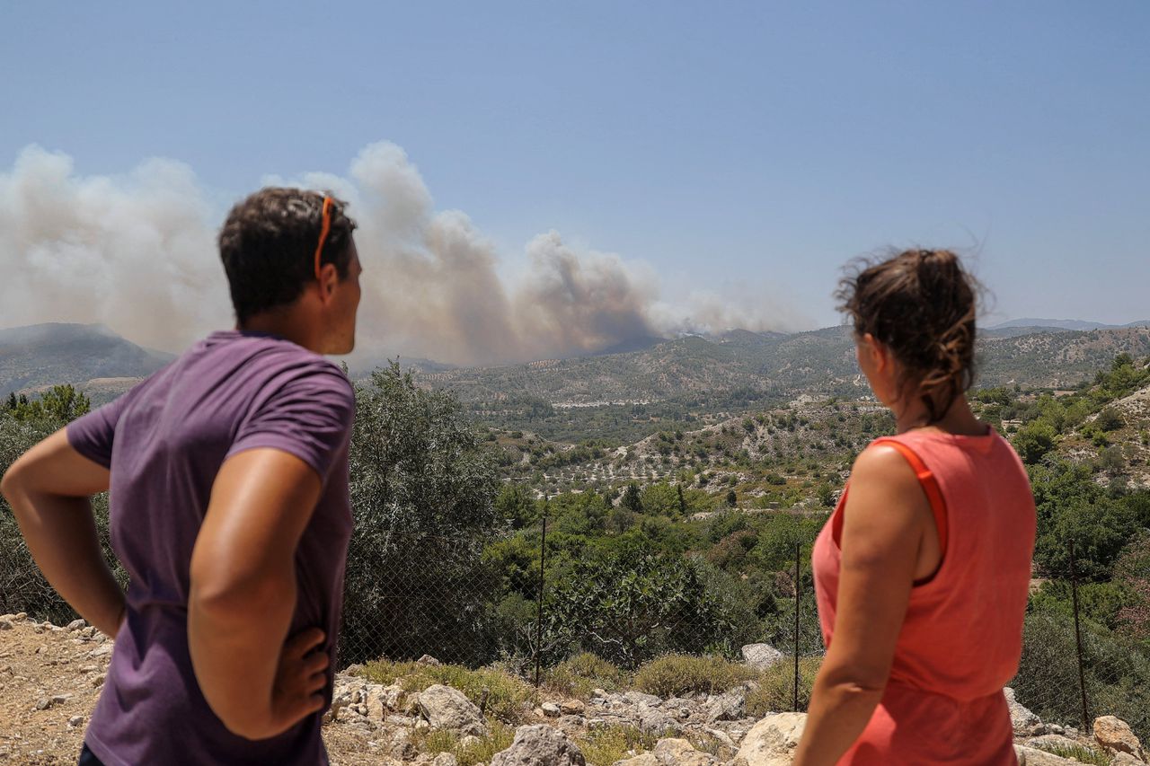 Geel reisadvies voor drie Griekse eilanden vanwege bosbranden 