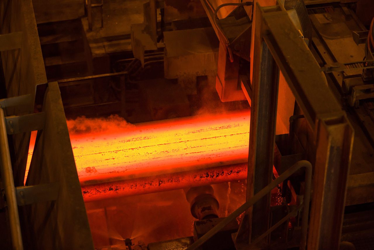 Staal wordt verhit in een Poolse staalfabriek van ArcelorMittal.