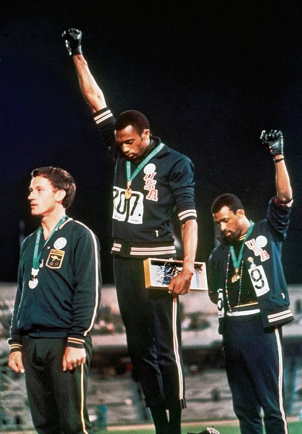 Het podium van de 200 meter: links de Australiër Peter Norman , in het midden de Amerikaanse olympisch kampioen Tommie Smith, rechts John Carlos. De drie zouden hun leven lang last houden van de demonstratie.