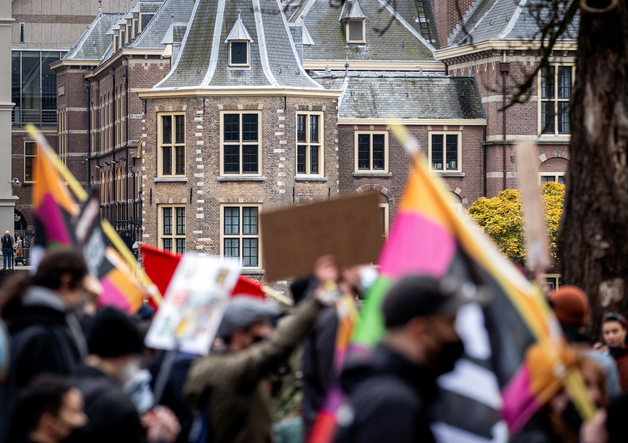 Demonstranten tijdens het woonprotest bij het Torentje en het Binnenhof.