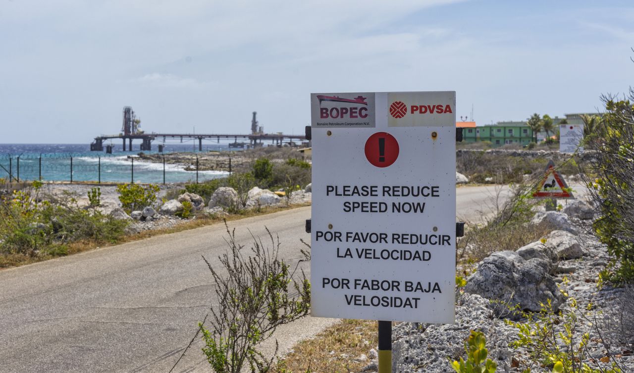 Een waarschuwingsbord bij de ingang van een PDVSA-vestiging op Bonaire