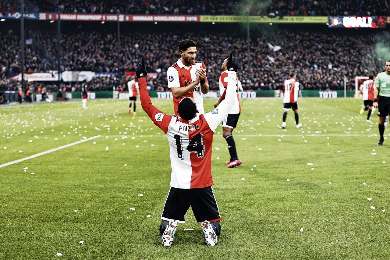 Aanvaller Igor Paixao viert het doelpunt waarmee hij Feyenoord op 1-0 heeft gezet tegen Ajax.