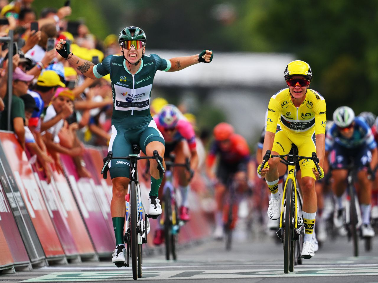 In een minuscuul ijsbad viert Van der Breggen de tweede ritzege van Wiebes: ‘Mag ik er al uit?’