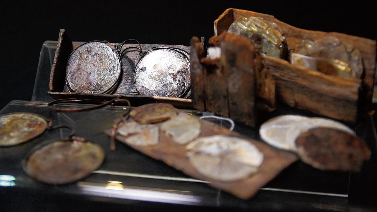 Bij de ontdekking van De Rooswijk in 2005 werden onder meer zilveren munten en een brillenkoker geborgen Deze zijn nu te zien in het MuZEEum in Vlissingen. Geldgebrek kwelt het onderzoek aan historisch interessante scheepswrakken.