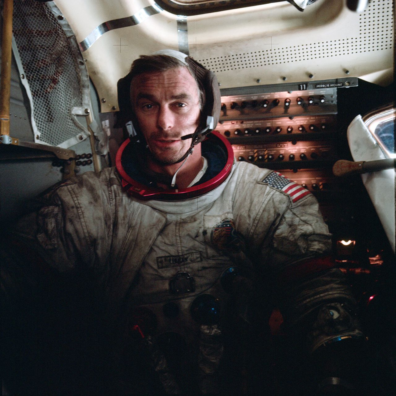 Gene Cernan in 1972, tijdens zijn laatste maanexpeditie. Het vuil op zijn pak is maanstof.