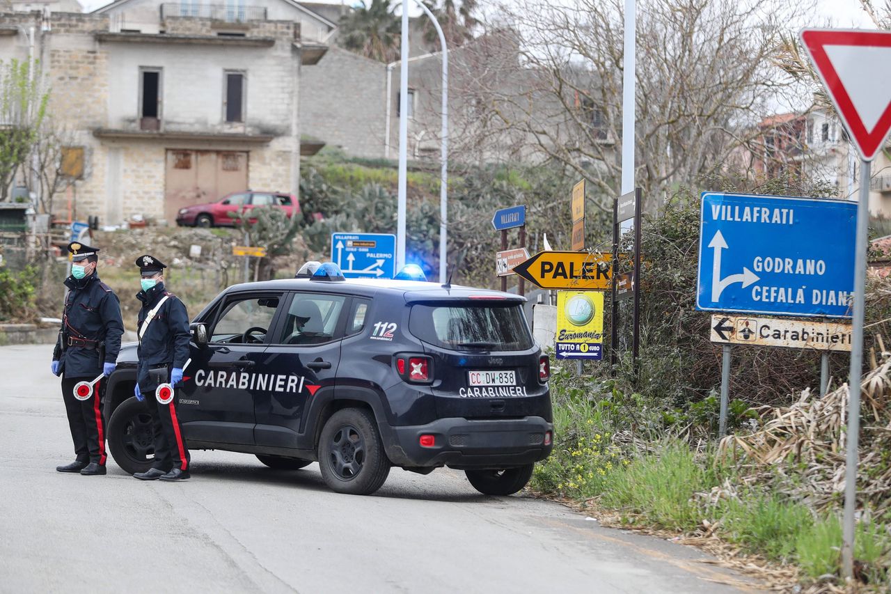 Italiaanse politie heeft een dorp op Sicilië afgesloten nadat 69 mensen in een verzorgingshuis besmet bleken met het coronavirus.