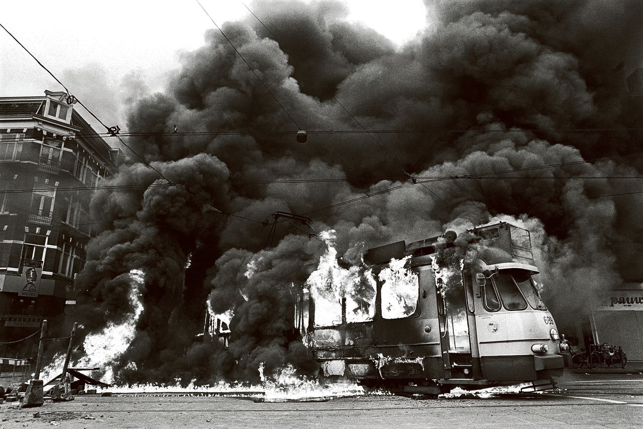 Tram 10 is in brand geraakt bij de rellen na de ontruiming van krakerspand ‘Lucky Luyck’ aan de Jan Luyckenstraat. (Amsterdam 1982)