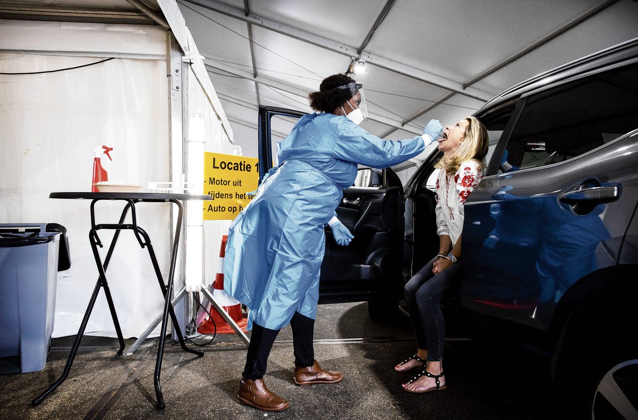 Een GGD-medewerker in Rotterdam neemt een coronatest af.