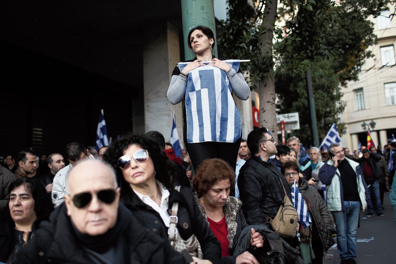 Demonstrant met Griekse vlag, zondag in Athene