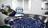 De productie van verschillende medicijnen in  fabrieken in Nantong City, China. China is ’s werelds grootste producent van grondstoffen voor geneesmiddelen.