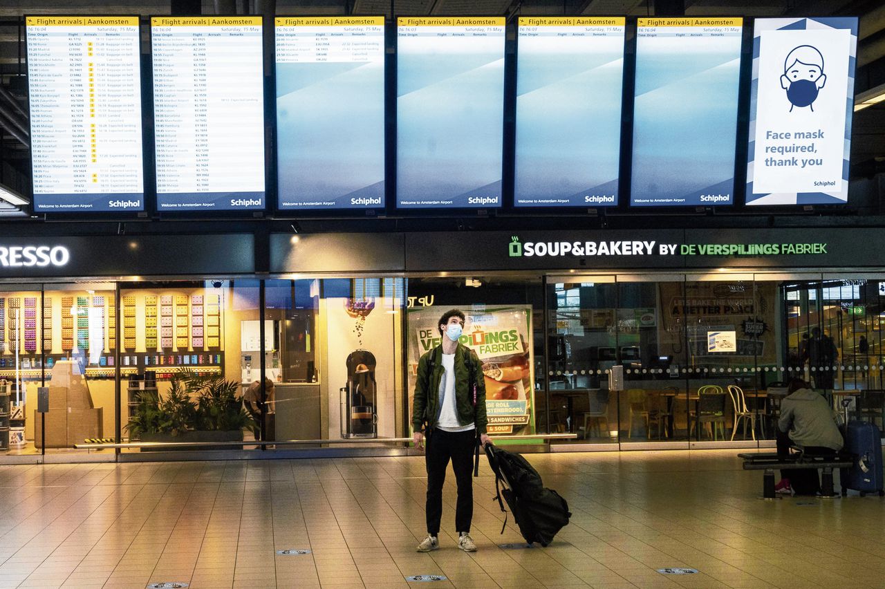 Vertrekborden op luchthaven Schiphol. Het ministerie van Buitenlandse Zaken heeft de kleurcode van een aantal landen en regio’s van oranje in geel of groen veranderd.