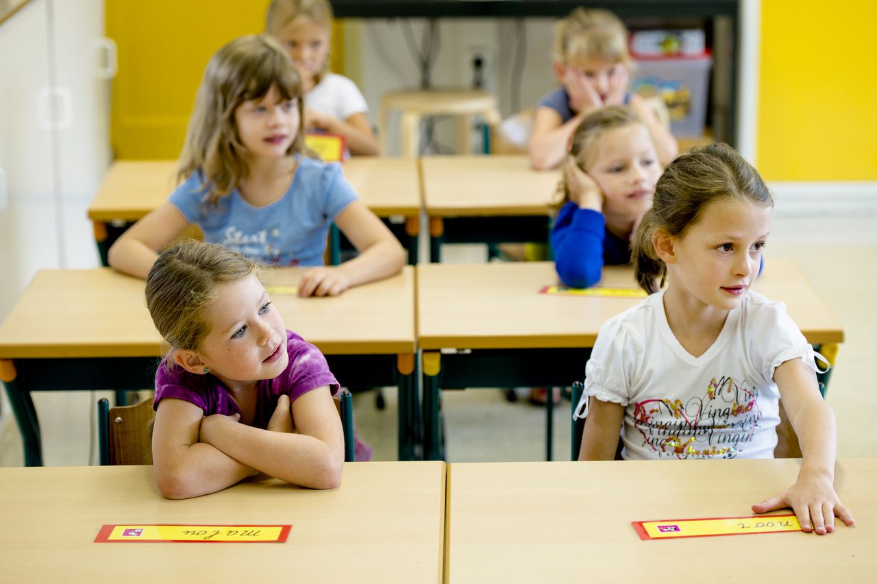 Kinderen in de klas vanochtend tijdens de eerste schooldag van basisschool Het Bossche Broek in Den Bosch.