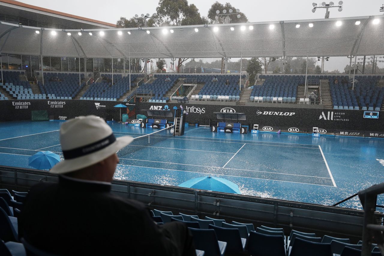 Een verregend tennisstadion maandag op de Australian Open.