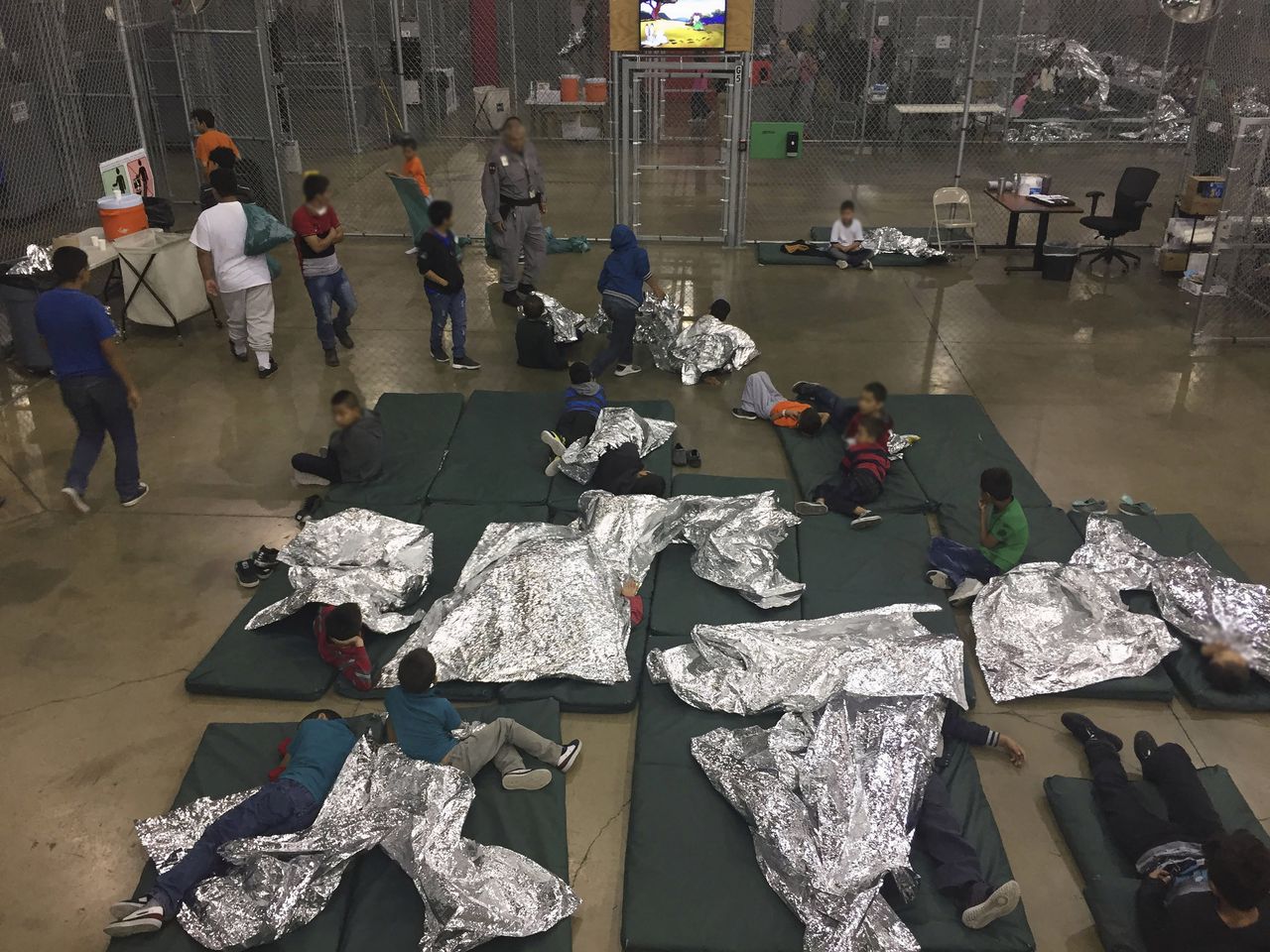 Vluchtelingenkinderen in een detentiecentrum in McAllen, Texas. De foto van maandag 18 juni werd aangeleverd door de Amerikaanse immigratiedienst.