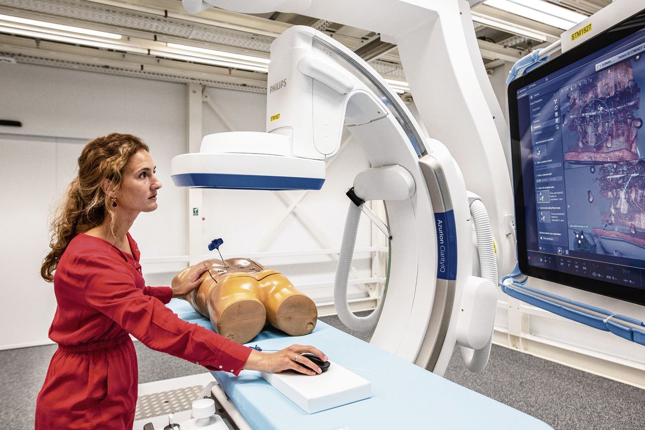 Mirjam Rubbens demonstreert de ‘imaging machine’ Azurion van Philips , die met behulp van augmented reality rugoperaties vergemakkelijkt voor de chirurg.