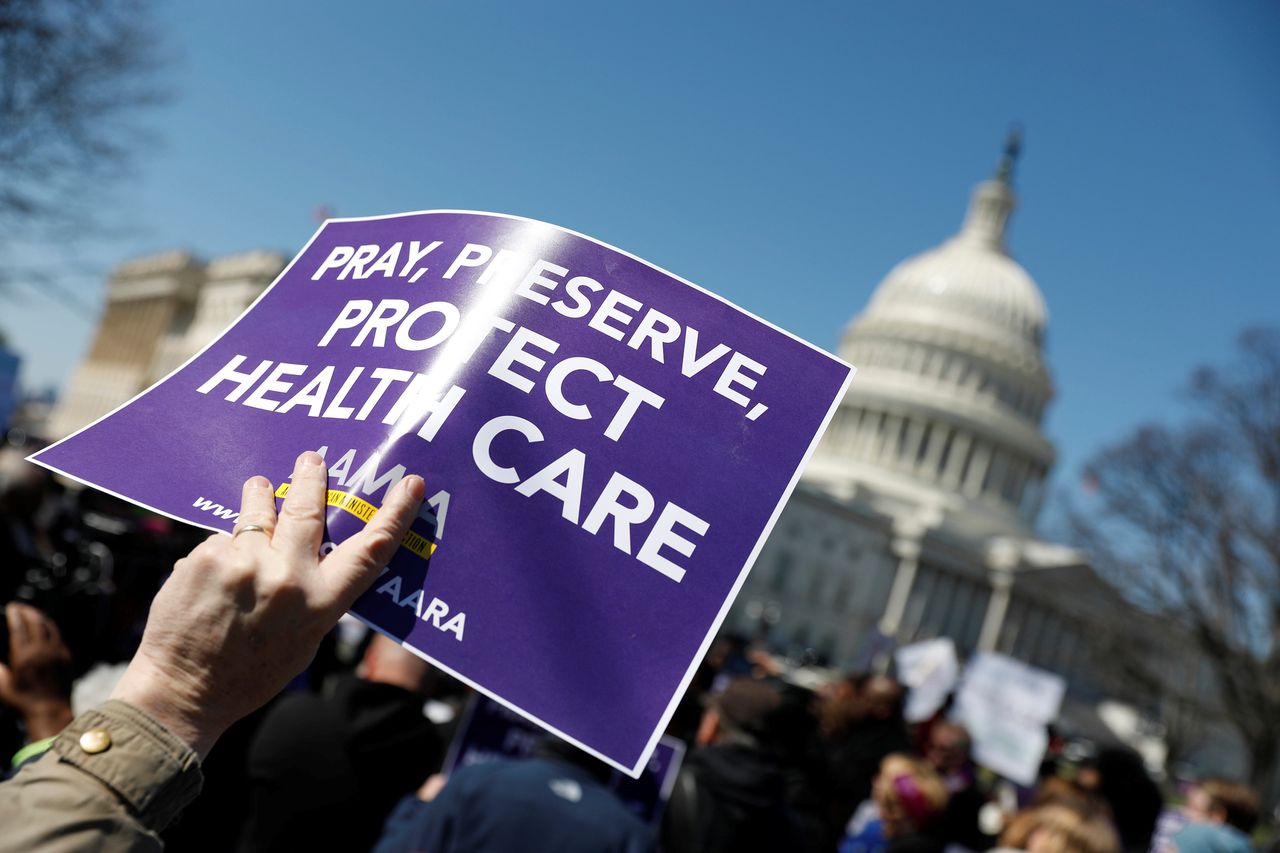 Demonstranten protesteren in Washington tegen het afschaffen van Obamacare op woensdag 22 maart.