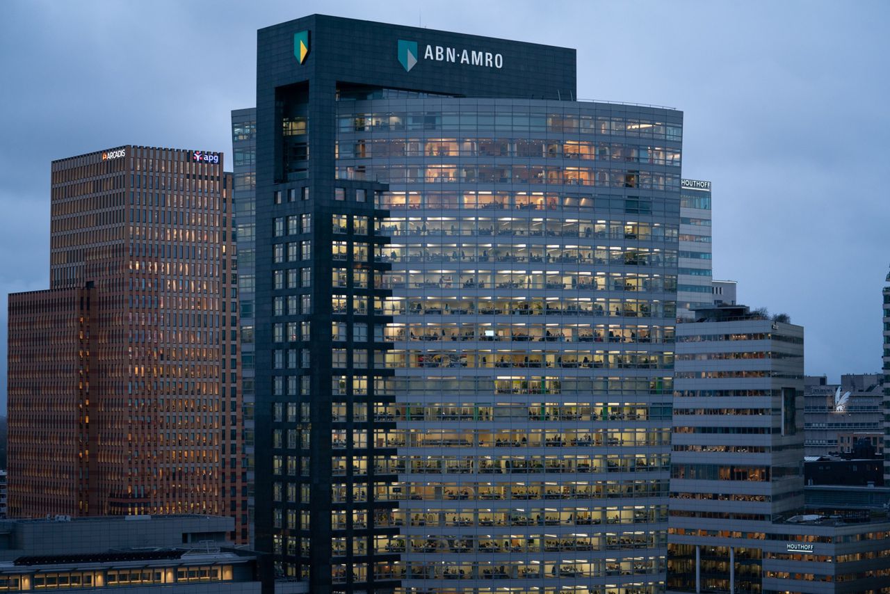 ABN Amro zette in het tweede kwartaal geld opzij vanwege een uitzonderlijk klantdossier. Dat gaat waarschijnlijk om de lening van circa 200 miljoen euro aan het door fraude geraakte Wirecard.